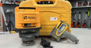 Refurbished Spectra LP500C Goed werkende Spectra LP500C incl. HR550 ontvanger, koffer en lader. Zowel optisch als mechanisch in goede staat. Roodlicht Bouwlaser Werkbereik: 400 m met ontvanger Nivelleernauwkeurigheid: ± 0,5 mm/10m Stof- en spatwaterbescherming: IP 54 Elektrische voeding: Accupack Gebruiksduur: 30 h met accu Statiefschroefdraad: 5/8″ Projectie: Horizontaal Bijzonderheden: - Voor levering wordt het apparaat voorzien van een nieuwe keuring en certificaat. Er zit 6 maanden garantie op het instrument.