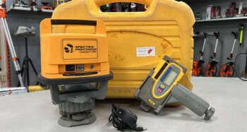 Refurbished Spectra LP500C Goed werkende Spectra LP500C incl. HR550 ontvanger, koffer en lader. Zowel optisch als mechanisch in goede staat. Roodlicht Bouwlaser Werkbereik: 400 m met ontvanger Nivelleernauwkeurigheid: ± 0,5 mm/10m Stof- en spatwaterbescherming: IP 54 Elektrische voeding: Accupack Gebruiksduur: 30 h met accu Statiefschroefdraad: 5/8″ Projectie: Horizontaal Bijzonderheden: - Voor levering wordt het apparaat voorzien van een nieuwe keuring en certificaat. Er zit 6 maanden garantie op het instrument.