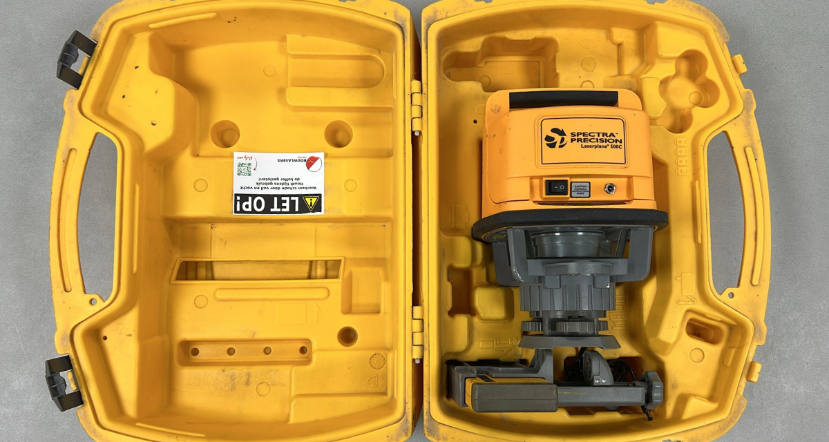Refurbished Spectra LP500C Goed werkende Spectra LP500C incl. HR550 ontvanger, koffer en lader. Zowel optisch als mechanisch in goede staat. Roodlicht Bouwlaser Werkbereik: 400 m met ontvanger Nivelleernauwkeurigheid: ± 0,5 mm/10m Stof- en spatwaterbescherming: IP 54 Elektrische voeding: Accupack Gebruiksduur: 30 h met accu Statiefschroefdraad: 5/8″ Projectie: Horizontaal Bijzonderheden: - Voor levering wordt het apparaat voorzien van een nieuwe keuring en certificaat. Er zit 6 maanden garantie op het instrument.