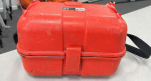 Gebruikte Sokkia B30 koffer Passend op de Sokkia B20/30/40 en Topcon ATB3, ATB4 B+ grade product: Koffer in goede staat, slot is goed, met gebruikssporen. Het model op de foto kan afwijken van de geleverde ontvanger, wij hebben hiervan meerdere van op voorraad. Wilt u er meerdere hebben?  Vraag dan het actuele aantal op via telefoon, whatsapp of mail.