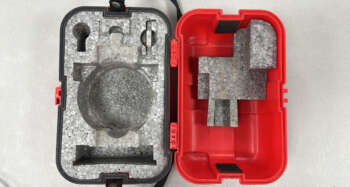 Gebruikte Sokkia B30 koffer Passend op de Sokkia B20/30/40 en Topcon ATB3, ATB4 B+ grade product: Koffer in goede staat, slot is goed, met gebruikssporen. Het model op de foto kan afwijken van de geleverde ontvanger, wij hebben hiervan meerdere van op voorraad. Wilt u er meerdere hebben?  Vraag dan het actuele aantal op via telefoon, whatsapp of mail.