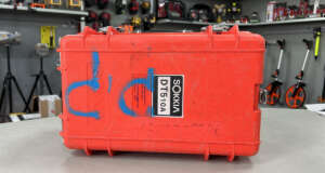 Gebruikte Sokkia DT510 koffer Passend o.a. op de Sokkia DT510A B grade product: Koffer heeft gebruikssporen en blauwe letters op de koffer, inlay in koffer nog erg netjes. Het model op de foto kan afwijken, wij hebben hiervan meerdere van op voorraad. Wilt u er meerdere hebben?  Vraag dan het actuele aantal op via telefoon, whatsapp of mail.
