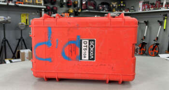 Gebruikte Sokkia DT510 koffer Passend o.a. op de Sokkia DT510A B grade product: Koffer heeft gebruikssporen en blauwe letters op de koffer, inlay in koffer nog erg netjes. Het model op de foto kan afwijken, wij hebben hiervan meerdere van op voorraad. Wilt u er meerdere hebben? Vraag dan het actuele aantal op via telefoon, whatsapp of mail.