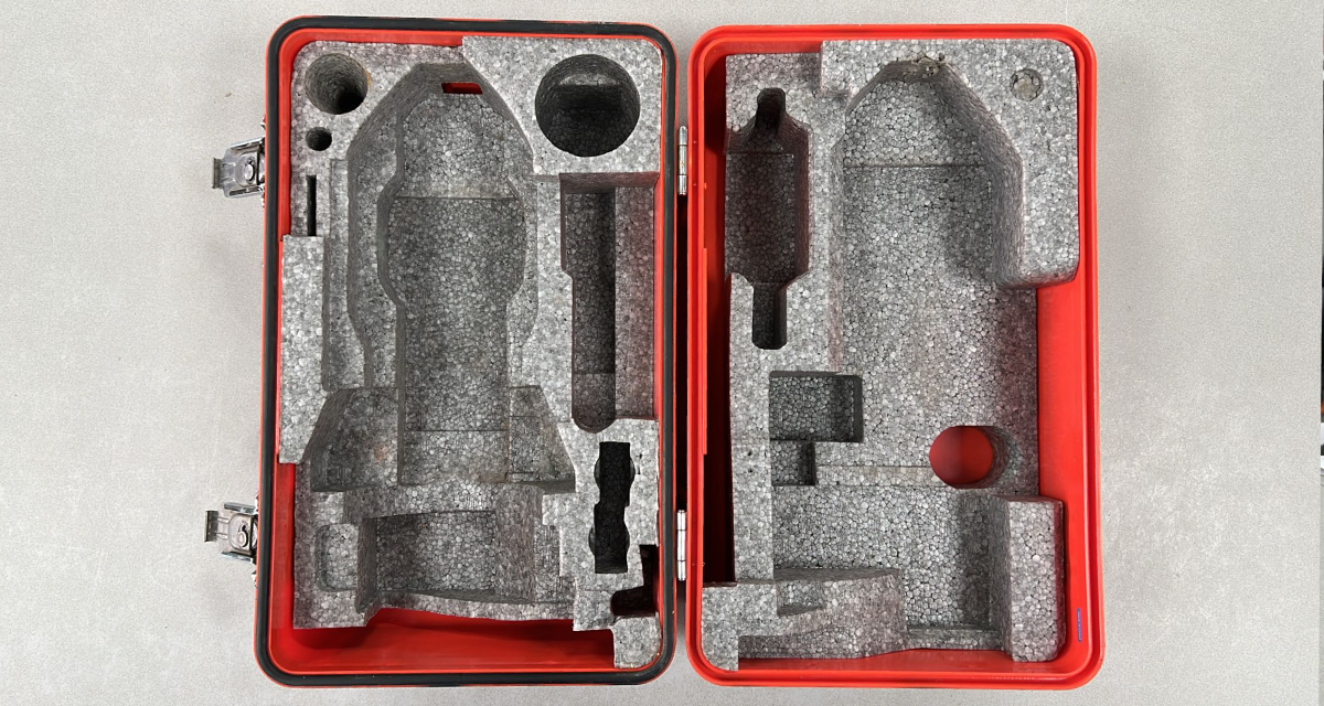 Gebruikte Sokkia DT510 koffer Passend o.a. op de Sokkia DT510A B grade product: Koffer heeft gebruikssporen en blauwe letters op de koffer, inlay in koffer nog erg netjes. Het model op de foto kan afwijken, wij hebben hiervan meerdere van op voorraad. Wilt u er meerdere hebben? Vraag dan het actuele aantal op via telefoon, whatsapp of mail.