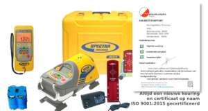 Spectra Precision DG613 rioollaser set met afstandsbediening, accu's en kalibratiecertificaat uitgestald voor de koffer.
