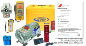 Spectra Precision DG813 rioollaser set met afstandsbediening, accu's, doelborden en kalibratiecertificaat uitgestald voor de koffer.