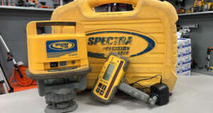 Refurbished Spectra LL500 Goed werkende Spectra LL500 incl. HL700 ontvanger, koffer en lader. Zowel optisch als mechanisch in goede staat, met gebruikssporen Roodlicht Bouwlaser Werkbereik: 400 m met ontvanger Nivelleernauwkeurigheid: ± 0,5 mm/10m Stof- en spatwaterbescherming: IP 54 Elektrische voeding: Accupack Gebruiksduur: 30 h met accu Statiefschroefdraad: 5/8″ Projectie: Horizontaal Bijzonderheden: - Voor levering wordt het apparaat voorzien van een nieuwe keuring en certificaat. Er zit 6 maanden garantie op het instrument.