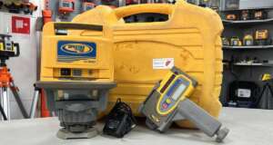 Refurbished Spectra LL500 Goed werkende Spectra LL500 met HR550 ontvanger. Zowel optisch als mechanisch in goede staat. Roodlicht Bouwlaser Werkbereik: 400 m met ontvanger Nivelleernauwkeurigheid: ± 0,5 mm/10m Stof- en spatwaterbescherming: IP 54 Elektrische voeding: Accupack Gebruiksduur: 30 h met accu Statiefschroefdraad: 5/8″ Projectie: Horizontaal Bijzonderheden: koffer heeft gebruikssporen, nieuwe schakelaar en laadplug in het accupack Voor levering wordt het apparaat voorzien van een nieuwe keuring en certificaat. Er zit 6 maanden garantie op het instrument. Dit instrument wordt geleverd in een koffer met  ontvanger, baakklem, accu en lader.