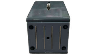 Magnetische wandhouder kruis lijnlasers Deze magnetische wandhouder heeft een 1/4" schroefdraad aansluiting t.b.v. kruislijnlaser. Schroef de laser op het laserplateau en plak deze kast aan bv. een stalen bint. Door middel van de sterke ingebouwde magneten en antislip rubbers zit de laser stevig vast. Met een variabele afstand van de statiefaansluiting tot magneet, tussen de 3 en 7,5 cm is deze wandhouder geschikt voor veel projectielasers. Deze beugel wordt standaard meegeleverd met de Spectra LP51G