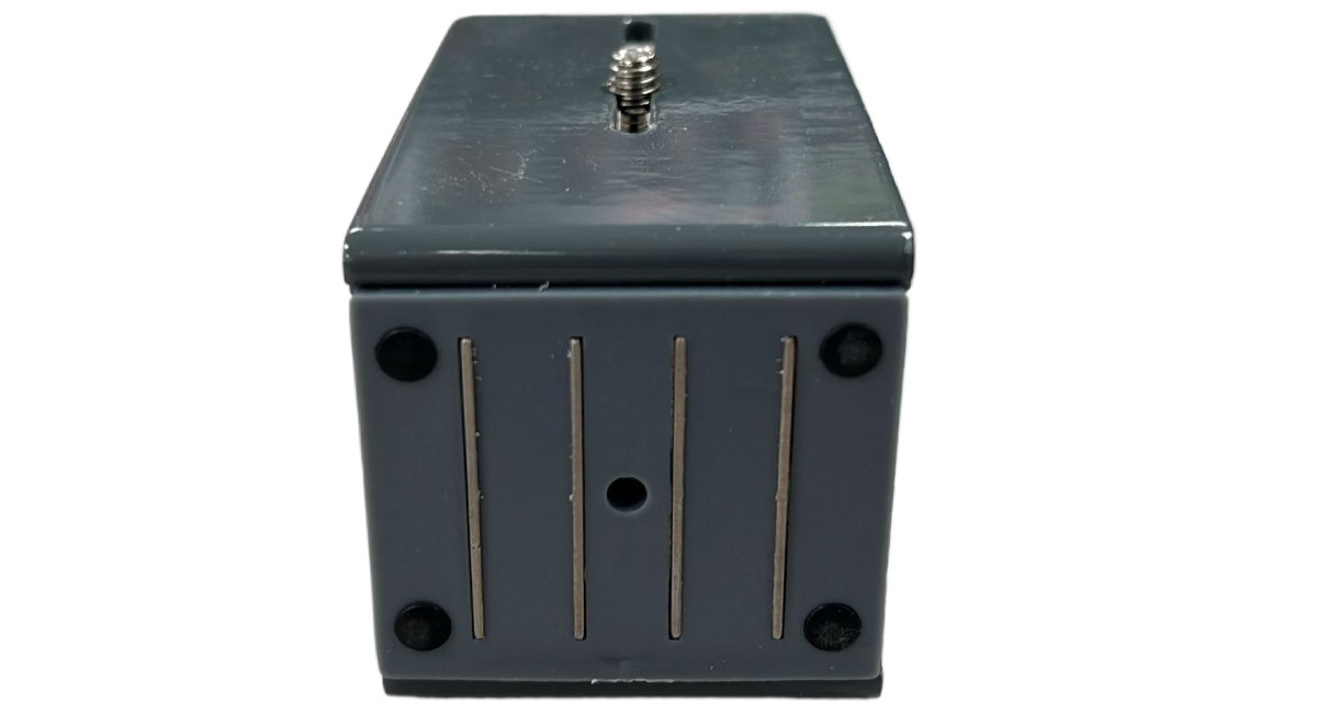 Magnetische wandhouder kruis lijnlasers Deze magnetische wandhouder heeft een 1/4" schroefdraad aansluiting t.b.v. kruislijnlaser. Schroef de laser op het laserplateau en plak deze kast aan bv. een stalen bint. Door middel van de sterke ingebouwde magneten en antislip rubbers zit de laser stevig vast. Met een variabele afstand van de statiefaansluiting tot magneet, tussen de 3 en 7,5 cm is deze wandhouder geschikt voor veel projectielasers. Deze beugel wordt standaard meegeleverd met de Spectra LP51G