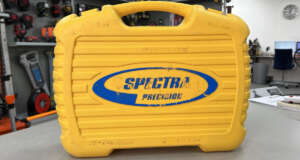 Gebruikte Spectra LT52 koffer Passend op de Spectra LT52 R en LT52 G B+ grade product: Koffer in goede staat, sloten zijn goed, met gebruikssporen. Het model op de foto kan afwijken van de geleverde ontvanger, wij hebben hiervan meerdere van op voorraad. Wilt u er meerdere hebben?  Vraag dan het actuele aantal op via telefoon, whatsapp of mail.