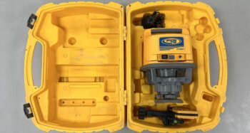 Refurbished Spectra LL500 Goed werkende Spectra LL500 incl. nieuwe ontvanger, koffer en lader. Zowel optisch als mechanisch in goede staat. Roodlicht Bouwlaser Werkbereik: 400 m met ontvanger Nivelleernauwkeurigheid: ± 0,5 mm/10m Stof- en spatwaterbescherming: IP 54 Elektrische voeding: Accupack Gebruiksduur: 30 h met accu Statiefschroefdraad: 5/8″ Projectie: Horizontaal Bijzonderheden: Nieuwe ontvanger Voor levering wordt het apparaat voorzien van een nieuwe keuring en certificaat. Er zit 6 maanden garantie op het instrument.