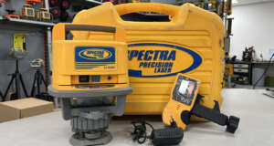 Refurbished Spectra LL500 Goed werkende Spectra LL500 incl. nieuwe ontvanger, koffer en lader. Zowel optisch als mechanisch in goede staat. Roodlicht Bouwlaser Werkbereik: 400 m met ontvanger Nivelleernauwkeurigheid: ± 0,5 mm/10m Stof- en spatwaterbescherming: IP 54 Elektrische voeding: Accupack Gebruiksduur: 30 h met accu Statiefschroefdraad: 5/8″ Projectie: Horizontaal Bijzonderheden: Nieuwe ontvanger Voor levering wordt het apparaat voorzien van een nieuwe keuring en certificaat. Er zit 6 maanden garantie op het instrument.