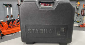 Gebruikte Stabila LAR250 koffer Passend op de Stabila LAR250 B+ grade product: Koffer is in goede staat, sluiting werkt goed, met gebruikssporen. Het model op de foto kan afwijken van de geleverde ontvanger, wij hebben hiervan meerdere van op voorraad. Wilt u er meerdere hebben? Vraag dan het actuele aantal op via telefoon, whatsapp of mail.