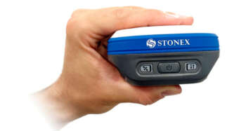 Stonex S599 GNSS-ontvanger los op een lichte achtergrond, compacte RTK-ontvanger met 1408 kanalen