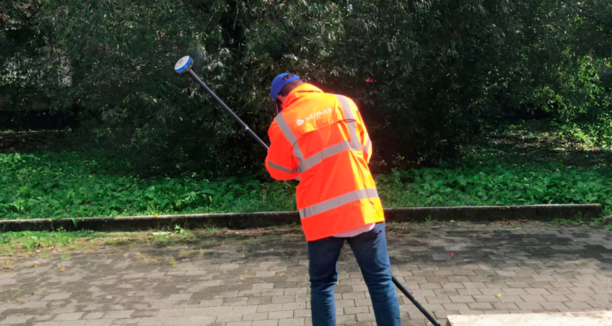 Stonex S599 GPS set in gebruik op een bouwplaats: ontvanger op de GNSS-stok tijdens het uitzetten van een punt