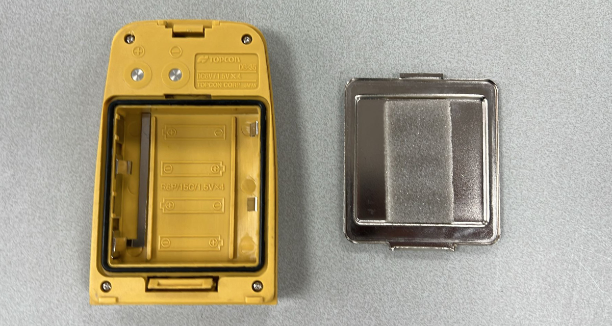 Gebruikte Topcon DT200 batterijhouder DB35 Bijzonderheden: Het model op de foto kan afwijken, wij hebben hiervan meerdere van op voorraad. Batterijhouders zijn geheel nagekeken en waar nodig een laadconnector en/of schakelaar vervangen. Lichte gebruikssporen, werking is getest. 3 maanden garantie.
