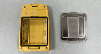 Gebruikte Topcon DT200 batterijhouder DB35 B grade Bijzonderheden: Het model op de foto kan afwijken, wij hebben hiervan meerdere van op voorraad. Batterijhouders zijn geheel nagekeken en waar nodig een laadconnector en/of schakelaar vervangen. Lichte redlijke gebruikssporen, werking is getest. 3 maanden garantie.