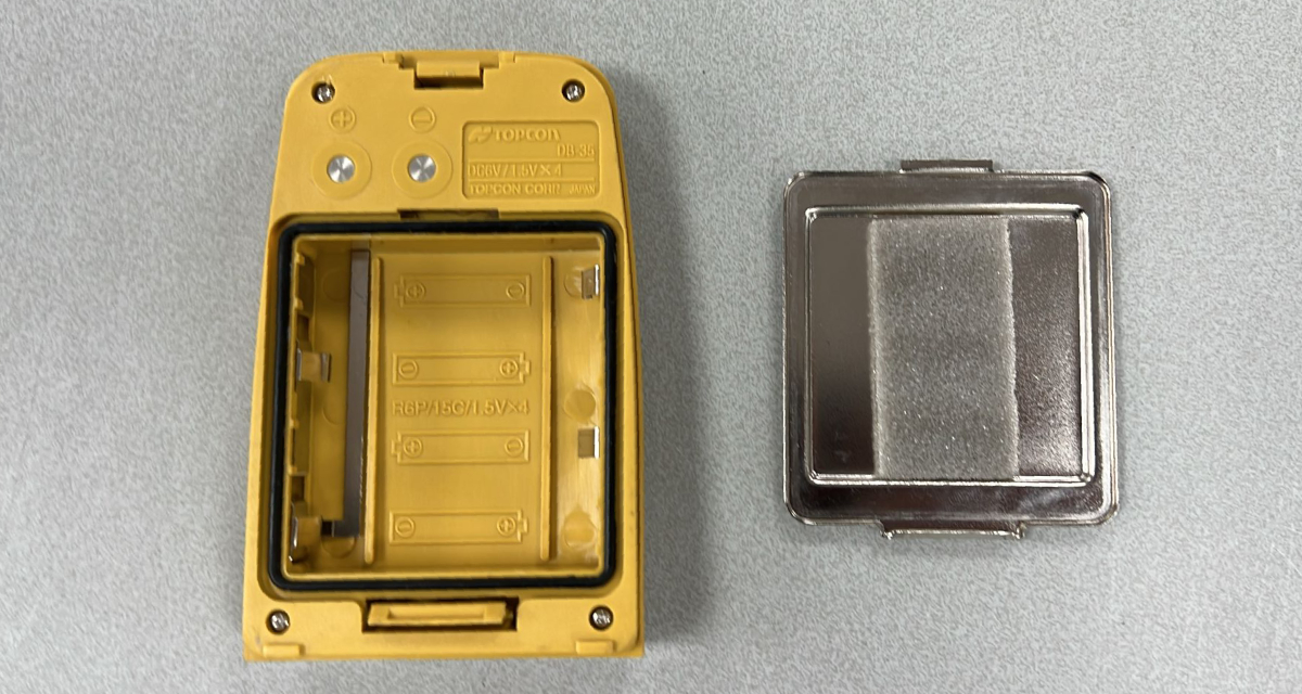 Gebruikte Topcon DT200 batterijhouder DB35 B grade Bijzonderheden: Het model op de foto kan afwijken, wij hebben hiervan meerdere van op voorraad. Batterijhouders zijn geheel nagekeken en waar nodig een laadconnector en/of schakelaar vervangen. Lichte redlijke gebruikssporen, werking is getest. 3 maanden garantie.