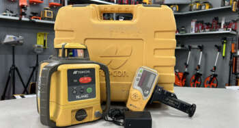 Refurbished Topcon RL-H4C Goed werkende Topcon RL-H4C met LS80L ontvanger. Zowel optisch als mechanisch in goede staat. Roodlicht Bouwlaser Werkbereik: 400 m met ontvanger Nivelleernauwkeurigheid: ± 0,5 mm/10m Stof- en spatwaterbescherming: IP 66 Elektrische voeding: Accupack Gebruiksduur: 60 h met accu Statiefschroefdraad: 5/8″ Projectie: Horizontaal, handmatig enkel afschot Bijzonderheden: Lichte gebruikssporen Voor levering wordt het apparaat voorzien van een nieuwe keuring en certificaat. Er zit 6 maanden garantie op het instrument. Dit instrument wordt geleverd in een koffer met  ontvanger, baakklem, accu en lader.