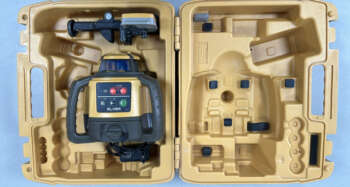 Refurbished Topcon RL-H5A Goed werkende Topcon RL-H5A met laadconnector aan de voorzijde en LS-80L ontvanger Zowel optisch als mechanisch in goede staat. Roodlicht Bouwlaser Werkbereik: 400 m met ontvanger Nivelleernauwkeurigheid: ± 0,5 mm/10m Stof- en spatwaterbescherming: IP 66 Elektrische voeding: Accupack Gebruiksduur: 60 h met accu Statiefschroefdraad: 5/8″ Projectie: Horizontaal, handmatig enkel afschot Bijzonderheden: Lader met laadindicatie , met lichte gebruikssporen Voor levering wordt het apparaat voorzien van een nieuwe keuring en certificaat. Er zit 6 maanden garantie op het instrument. Dit instrument wordt geleverd in een koffer met  ontvanger, baakklem, accu en lader.