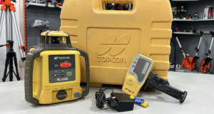 Refurbished Topcon RL-H4C Goed werkende Topcon RL-H4C met LS80L ontvanger. Zowel optisch als mechanisch in goede staat. Roodlicht Bouwlaser Werkbereik: 400 m met ontvanger Nivelleernauwkeurigheid: ± 0,5 mm/10m Stof- en spatwaterbescherming: IP 66 Elektrische voeding: Accupack Gebruiksduur: 60 h met accu Statiefschroefdraad: 5/8″ Projectie: Horizontaal, handmatig enkel afschot Bijzonderheden: Lichte gebruikssporen, laser is voorzien van een nieuwe behuizing onderkant en nieuw toetsenbord Voor levering wordt het apparaat voorzien van een nieuwe keuring en certificaat. Er zit 6 maanden garantie op het instrument. Dit instrument wordt geleverd in een koffer met  ontvanger, baakklem, accu en lader.