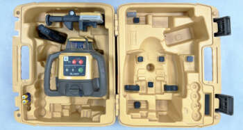 Refurbished Topcon RL-H5A Goed werkende Topcon RL-H5A met laadconnector aan de voorzijde en LS-80L ontvanger Zowel optisch als mechanisch in goede staat. Roodlicht Bouwlaser Werkbereik: 400 m met ontvanger Nivelleernauwkeurigheid: ± 0,5 mm/10m Stof- en spatwaterbescherming: IP 66 Elektrische voeding: Accupack Gebruiksduur: 60 h met accu Statiefschroefdraad: 5/8″ Projectie: Horizontaal, handmatig enkel afschot Bijzonderheden: Lader met laadindicatie , met lichte gebruikssporen Voor levering wordt het apparaat voorzien van een nieuwe keuring en certificaat. Er zit 6 maanden garantie op het instrument. Dit instrument wordt geleverd in een koffer met  ontvanger, baakklem, accu en lader.