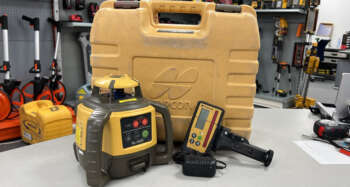 Topcon RL-H5A Refurbished: De Onbetwiste Krachtpatser in B+ Grade Conditie Bent u op zoek naar een bouwlaser die de standaard zet voor betrouwbaarheid en duurzaamheid? De Topcon RL-H5A Refurbished is wereldwijd een van de meest populaire rotatielasers voor grondverzet, funderingswerk en algemene bouwprojecten. Dit specifieke exemplaar is geclassificeerd als B+ Grade, wat betekent dat het toestel zich in goede staat bevindt, maar wel met gebruikssporen en een goede technische conditie. Voor levering wordt het apparaat voorzien van een nieuwe keuring en certificaat. Er zit 6 maanden garantie op het instrument.