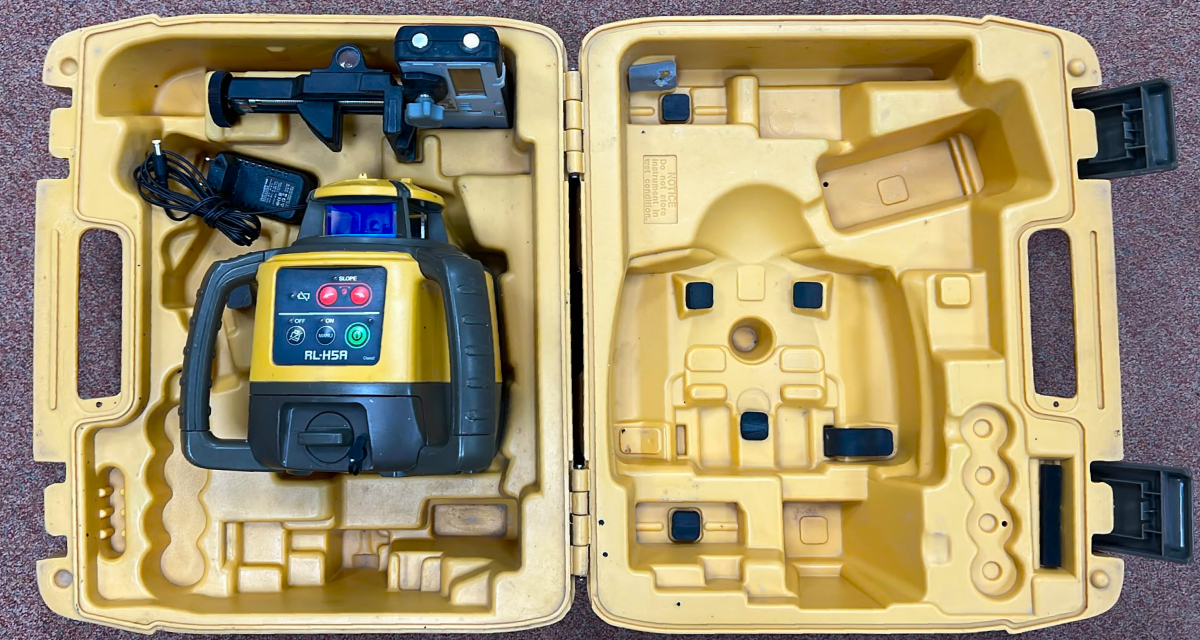 Topcon RL-H5A Refurbished: De Onbetwiste Krachtpatser in B+ Grade Conditie Bent u op zoek naar een bouwlaser die de standaard zet voor betrouwbaarheid en duurzaamheid? De Topcon RL-H5A Refurbished is wereldwijd een van de meest populaire rotatielasers voor grondverzet, funderingswerk en algemene bouwprojecten. Dit specifieke exemplaar is geclassificeerd als B+ Grade, wat betekent dat het toestel zich in goede staat bevindt, maar wel met gebruikssporen en een goede technische conditie. Voor levering wordt het apparaat voorzien van een nieuwe keuring en certificaat. Er zit 6 maanden garantie op het instrument.